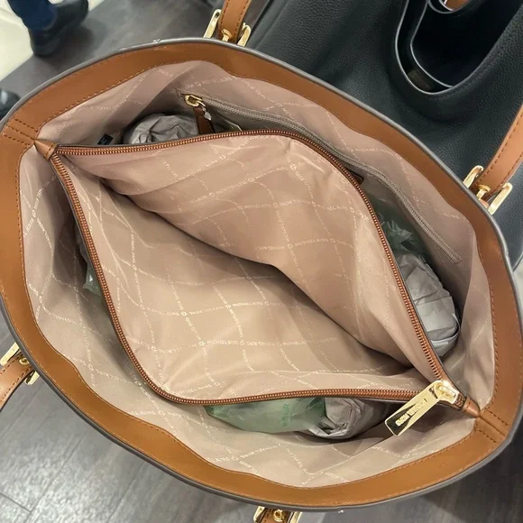 Michael Kors Voyager Lg Color-Block Signatur Logo Top Zip EW Shoulder Tote
Camel - Picture 10 of 16